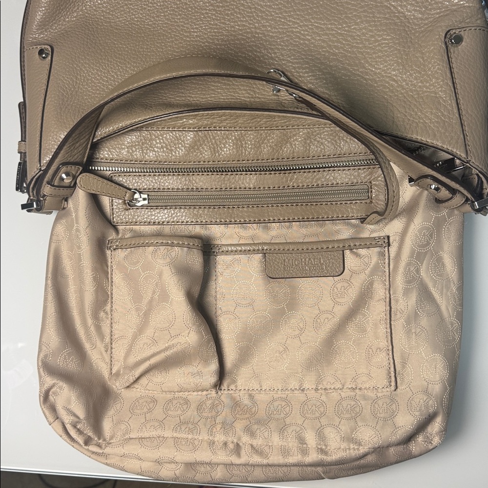 Michael Kors Bedford large belted taupe leather shoulder bag - Picture 9 of 14